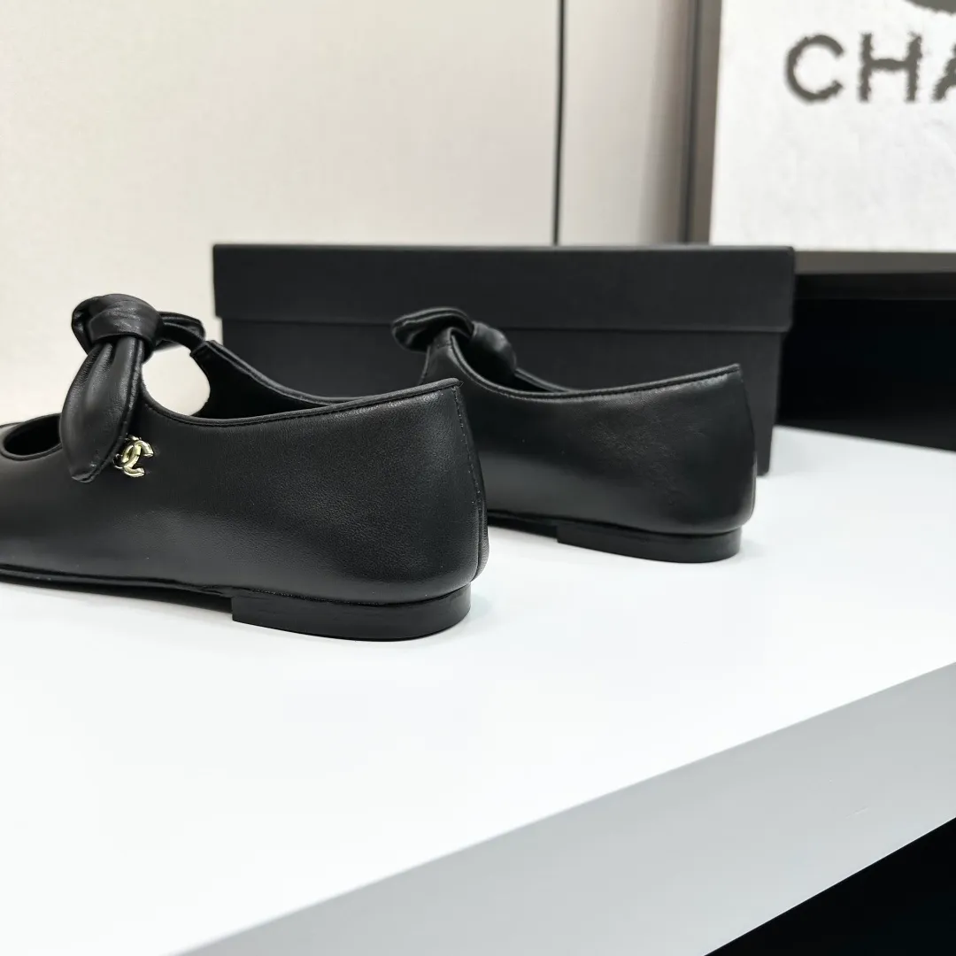 💕💕Factory direct selling price p480💕💕 Chanel 25C Early Spring Mary Jane Shoes Series This season’s shoes are all great! The pure black Mary Jane is very comfortable on the feet and the upper leather is also very soft, so you don’t have to worry about rubbing your feet. The bunny ears are also very cute, and the black and white color matching and black fabric cover are very nice. Upper cowhide, inner sheepskin, leather outsole Size: 35-39 40/41 customized